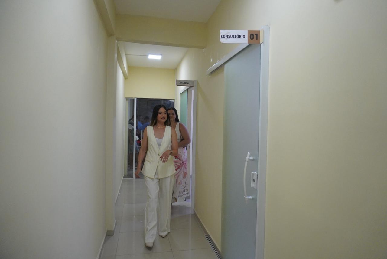 Profissionais da ATO Clínica circulando entre consultórios