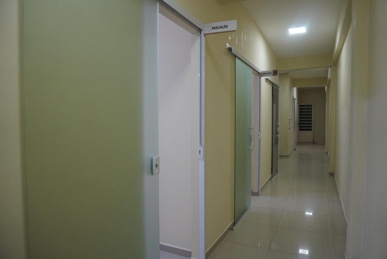 Corredor de acesso aos consultórios e sala de avaliação