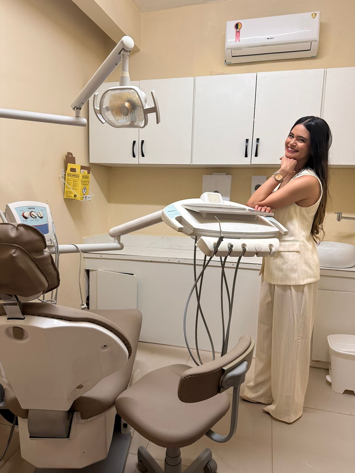 Dentista da ATO Clínica sorrindo em seu consultório